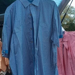 3/25$Blue plaid collared button-down shirt